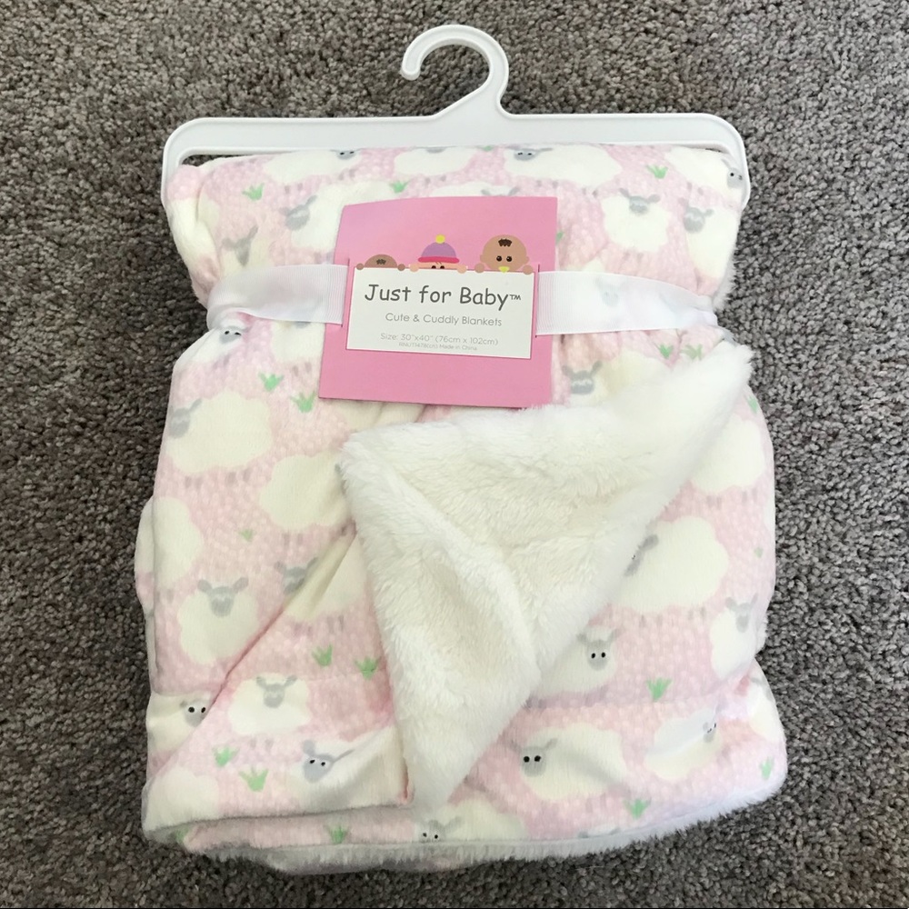 Baby blanket with sheep pattern.